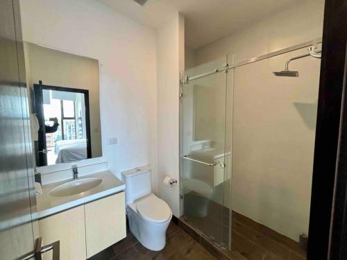 W łazience znajduje się toaleta, umywalka i prysznic. w obiekcie Luxury 2 Bedroom apartment with pool w mieście Gwatemala