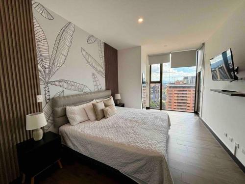 1 dormitorio con cama y ventana grande en Luxury 2 Bedroom apartment with pool en Guatemala