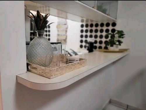 une étagère dans une cuisine avec un vase sur elle dans l'établissement Marbella Apartments, à San Juan