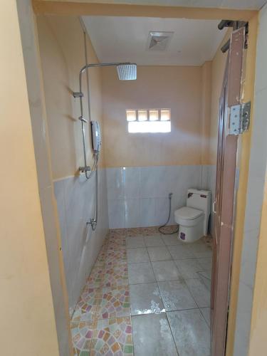 高龍撒冷島的住宿－Coplestone Hotel，带淋浴和卫生间的浴室