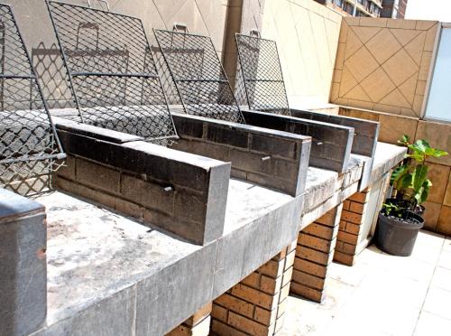 een rij betonnen plantenbakken aan de zijkant van een gebouw bij Unit 57 Oceanic Hotel in Durban