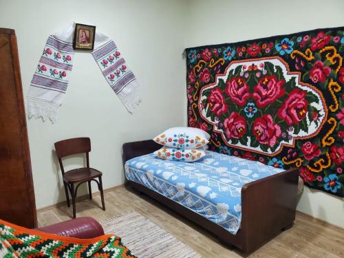 um quarto com uma cama com uma almofada e uma cadeira em ARMONIE AIRPORT HOSTEL em Băcioi