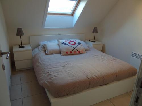 1 dormitorio con cama con almohada en Horizon 0501 located on the sea wall, en Nieuwpoort