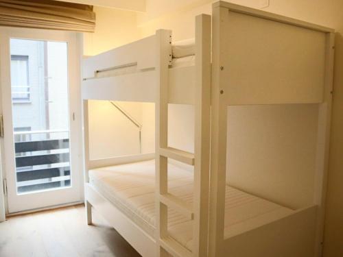 Uma ou mais camas em beliche em um quarto em Tzand 402 with frontal sea view