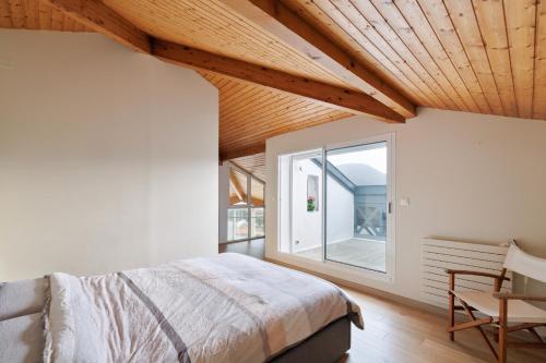 a bedroom with a bed and a window at Villa Ongizatea Maison d'Architecte à 10 minutes de St Jean de Luz in Urrugne