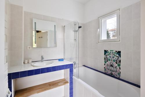 a white bathroom with a sink and a mirror at Villa Ongizatea Maison d'Architecte à 10 minutes de St Jean de Luz in Urrugne