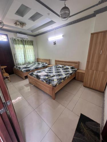 um quarto com duas camas num quarto em Nhà Nghỉ Happy (Nguyên Thảo 2) em Ho Chi Minh