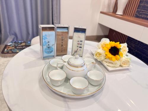 a tea set on a table with two cups and aucer at Kaida Apartment (凯达公寓酒店) in Bắc Ninh