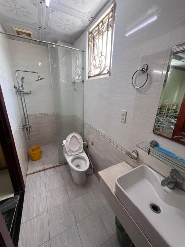 a bathroom with a toilet and a sink at Nhà Nghỉ Happy (Nguyên Thảo 2) in Ho Chi Minh City