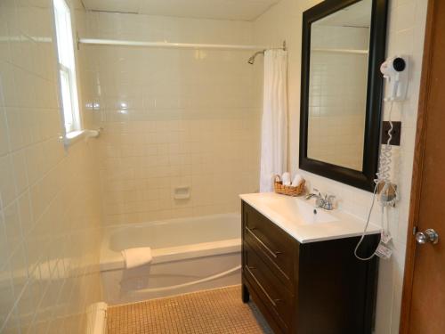 Ein Badezimmer in der Unterkunft La Paysanne Motel & Hotel