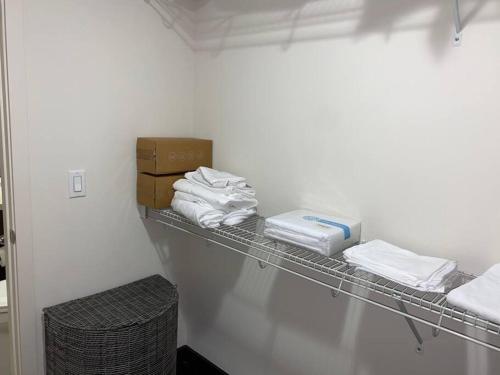 eine Waschküche mit einem Regal mit Handtüchern und einem Korb in der Unterkunft Chic and Modern unit in Los Angeles