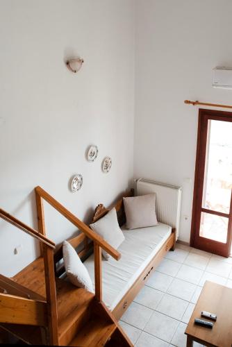 Ruang duduk di HORIZON Skyrian house