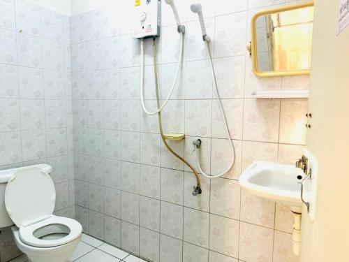 uma casa de banho com um WC e um lavatório em OYO 75484 My Home Guesthouse em Ban Bang Saen (1)