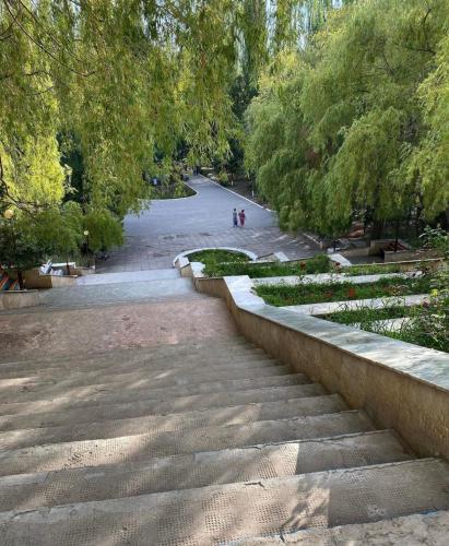Elle offre une vue sur un parc avec des escaliers et des arbres. dans l'établissement Ай хаус, à Cholpon-Ata