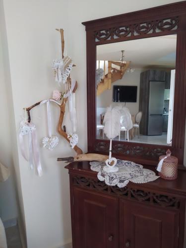 een spiegel bovenop een dressoir in een kamer bij SUN GARDEN in Skala Sotiros