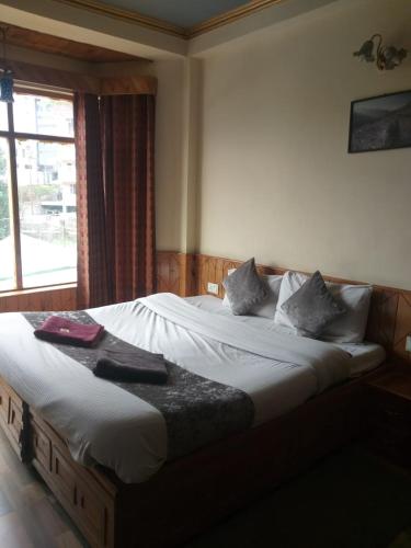 Llit o llits en una habitació de The Trance Hills Dharamshala