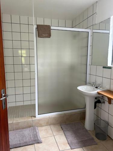 W łazience znajduje się prysznic i umywalka. w obiekcie Sungubala Eco Camp w mieście Bergville