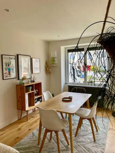 un salon avec une table et des chaises en bois dans l'établissement Charmante maison de ville, à Saint-Brieuc