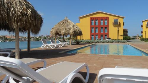 Bazén v ubytování Palapa Beach Resort Curacao nebo v jeho okolí