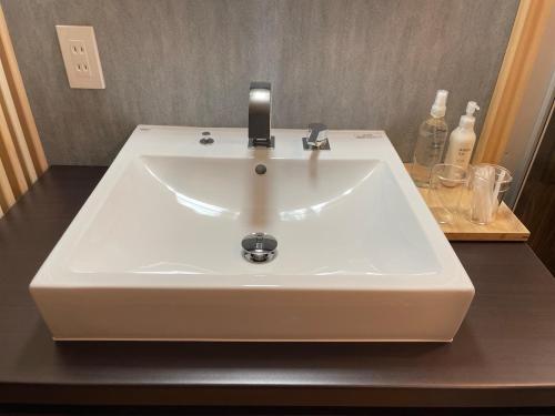 a white sink with a faucet on a counter at 游　別邸　飛騨高山　狐福 in Takayama