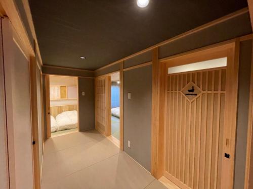 a room with a walk in closet and a bedroom at 游　別邸　飛騨高山　狐福 in Takayama