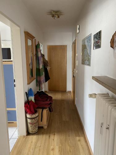 Zimmer mit einem Flur mit Holzböden und einer Decke in der Unterkunft Wohnung mit Bergblick in Mittenwald in Mittenwald