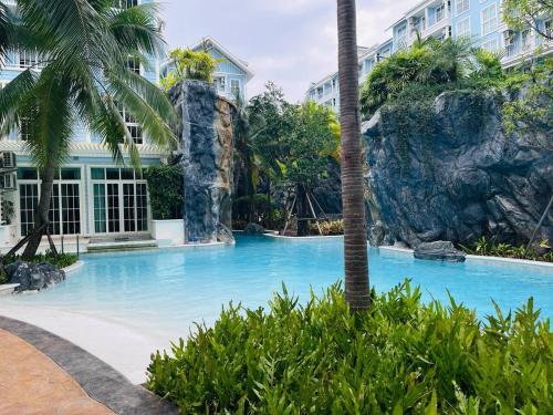 a pool at a resort with a water slide at Grand Florida芭提雅私家海滩花园公寓E206 in Na Jomtien