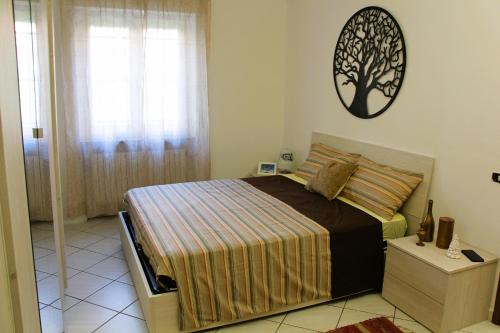 una camera da letto con un letto a parete di Appartamento centrale a Tortona