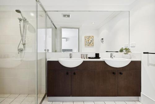 y baño con 2 lavabos y ducha. en Lovely 3-Bed with Alfresco Dining by Amenities, en Brisbane