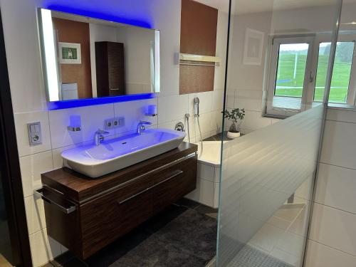 Bilik mandi di Ferienhaus Frank Grieser
