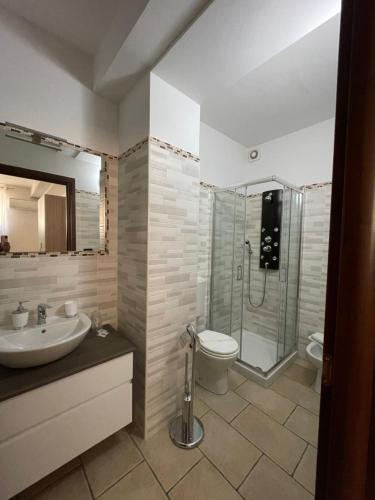 uma casa de banho com um lavatório, um WC e um chuveiro em B&B Francesca em Scorrano