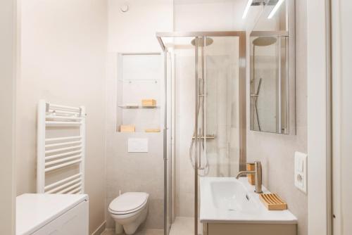 une salle de bain avec une douche, des toilettes et un lavabo dans l'établissement REPUBLIQUE - Somptueux 2 pièces - 50 mètres de Monaco, à Beausoleil