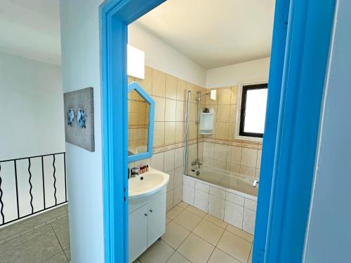 uma casa de banho com um lavatório, um chuveiro e uma banheira em Oceans Breeze Villa em Protaras