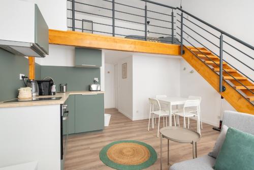 une cuisine et un salon avec une table et des chaises dans l'établissement CAFI - Sud Passion * Calme * Linge hôtelier * Fibre *, à Marseille