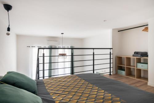 une chambre avec un lit et une fenêtre dans l'établissement CAFI - Sud Passion * Calme * Linge hôtelier * Fibre *, à Marseille