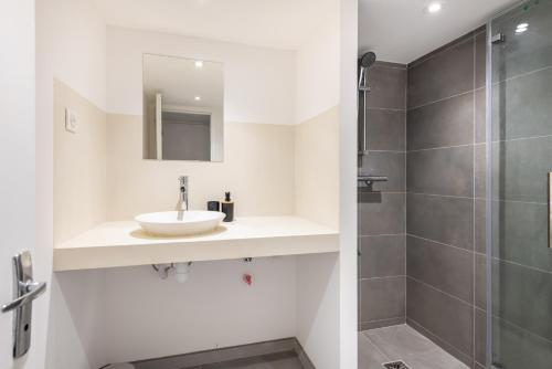 une salle de bain avec un lavabo et une douche dans l'établissement CAFI - Sud Passion * Calme * Linge hôtelier * Fibre *, à Marseille