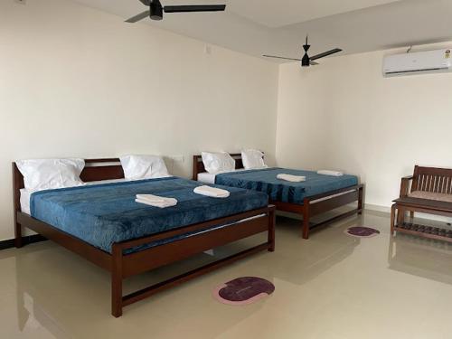 Tempat tidur dalam kamar di HOTEL AMIRTHA Kangayam