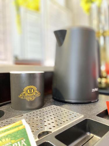 Utensilios para hacer té y café en THE DREAMS HOTEL