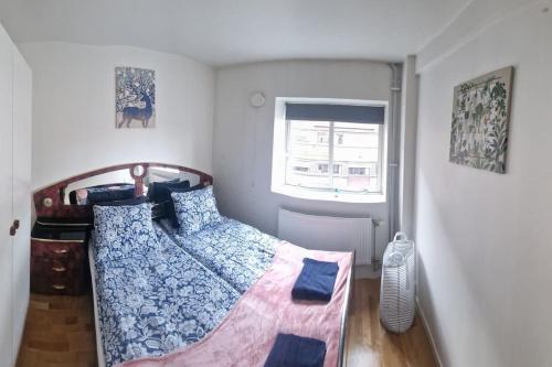 1 dormitorio con cama y ventana en Serene 1 bedroom apartment Oslo, en Oslo