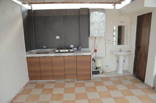 La salle de bains est pourvue d'une baignoire et d'un lavabo. dans l'établissement Gulmohar Homes, à Udaipur