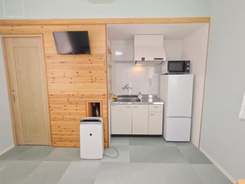 uma cozinha com um frigorífico e um lavatório em sea rekan em Setouchi