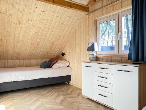 Habitación pequeña con cama y ventana en Holiday house in Pobierowo for 8 people near the sea en Pobierowo