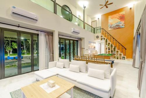 Χώρος καθιστικού στο Emmarin Villa