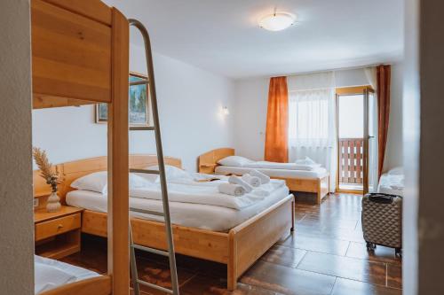 Łóżko lub łóżka w pokoju w obiekcie Hotel Lukov Dom