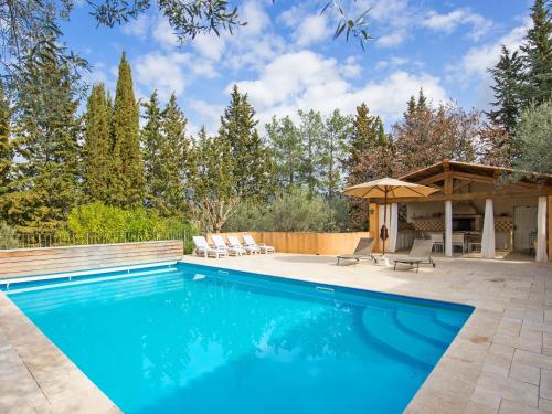 une piscine dans l'arrière-cour d'une maison dans l'établissement Villa in Provence with Pool and Charm, à Draguignan