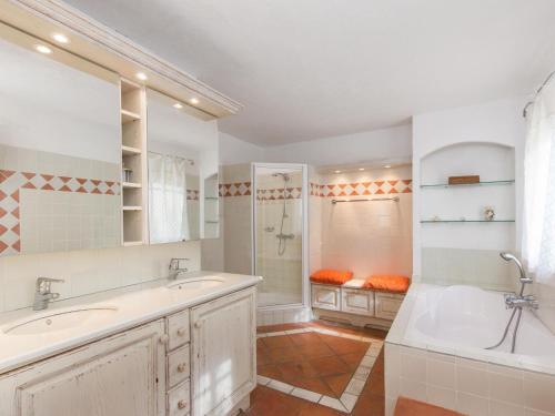 une salle de bain avec deux lavabos et une douche dans l'établissement Villa in Provence with Pool and Charm, à Draguignan