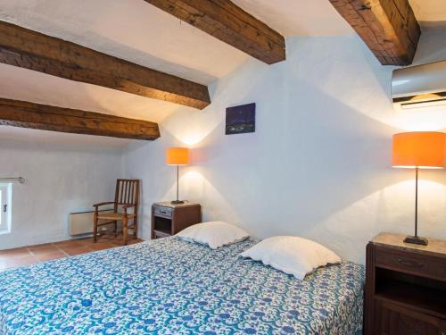 une chambre avec un lit dans une pièce avec des plafonds en bois dans l'établissement Villa in Provence with Pool and Charm, à Draguignan