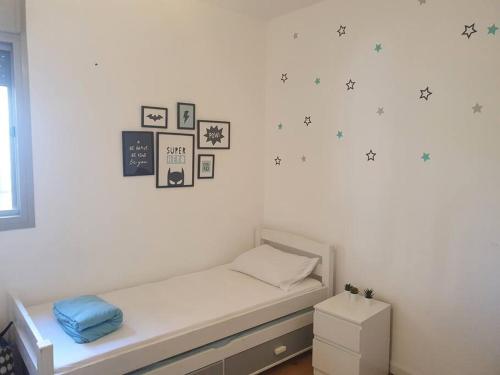 - une chambre dotée d'un lit avec des étoiles sur le mur dans l'établissement Lavi La, à Modiin