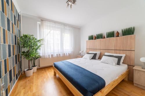 Ένα ή περισσότερα κρεβάτια σε δωμάτιο στο Comfort 28 -- 2-Room Stay Near Park, Netflix & Parking