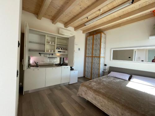 Il comprend une chambre avec un grand lit et une cuisine. dans l'établissement Garden Room, à Cavaion Veronese